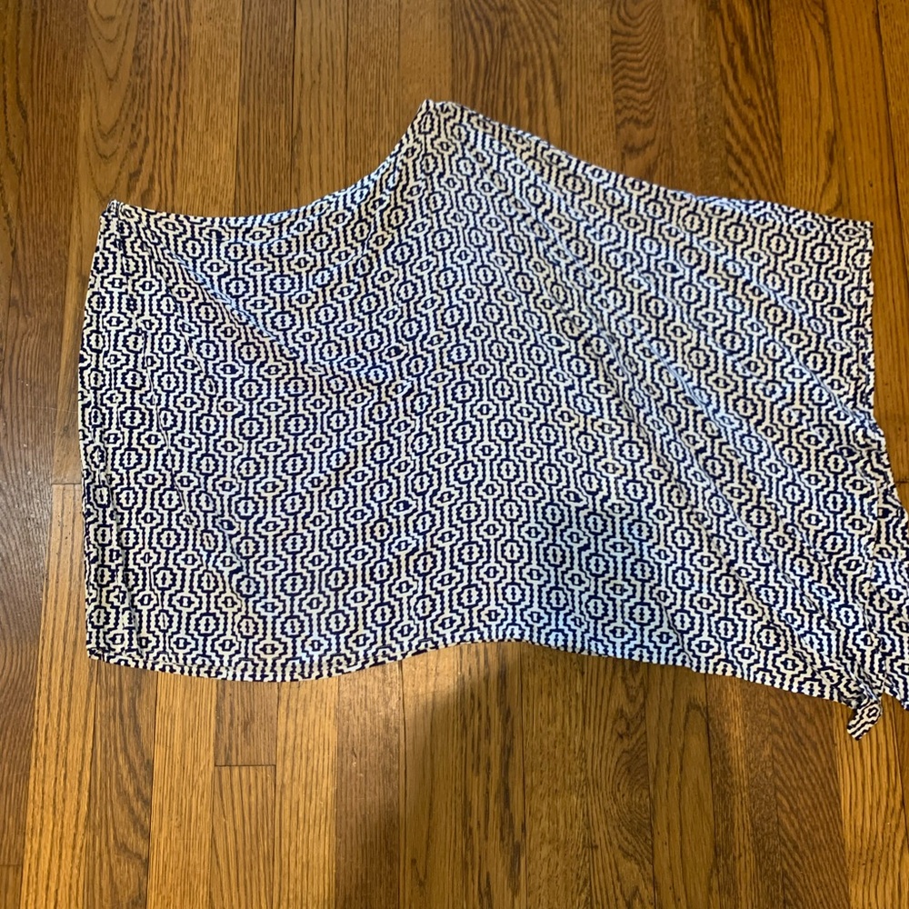 Fun and flowy one shoulder top in a size medium.